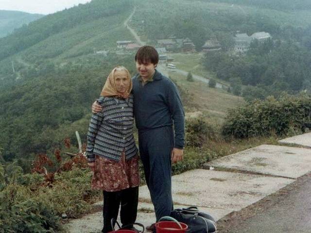 babicka-a-mirek-na-pustevnach-pri-sberu-boruvek